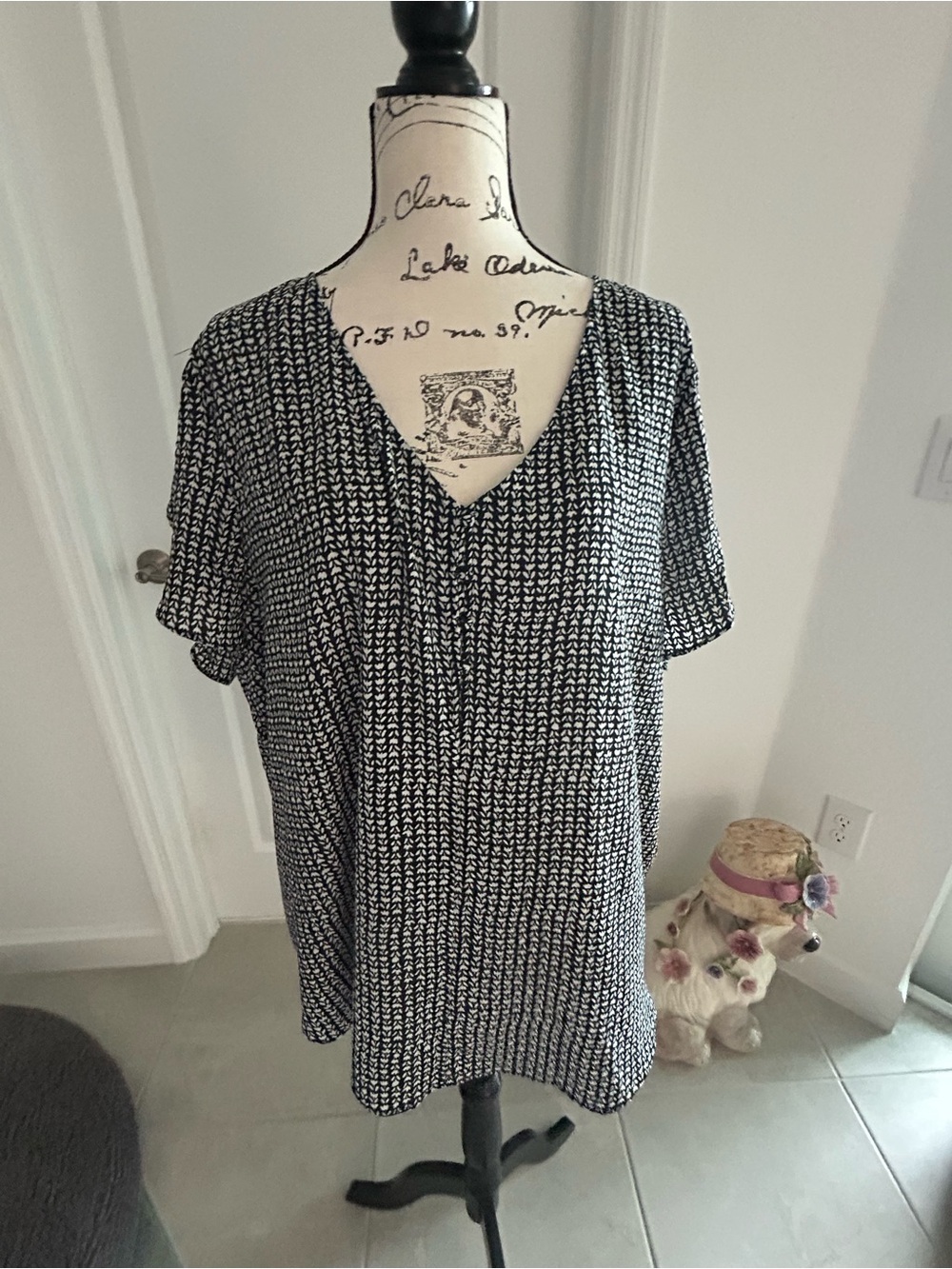 Premise NWT Black & White Printed V-Neck Women's Top
